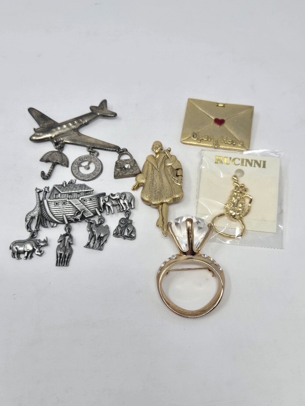 VINTAGE NOVELTY FASHION BROOCH BUNDLE FASHION JEWELRY AJC JJ RUCINNI WOMEN GOLD